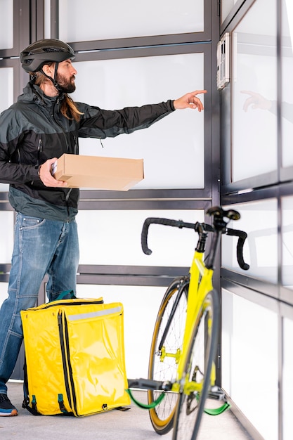 Service de livraison à domicile par coursier. Avec boîte en carton.