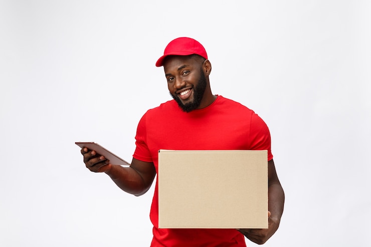 Photo service de livraison - portrait de bel homme de livraison afro-américain ou courrier montrant un formulaire de document de confirmation à signer.