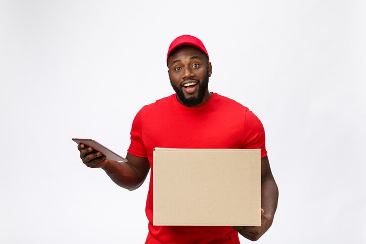 Service de livraison - Portrait de bel homme de livraison afro-américain ou courrier montrant un formulaire de document de confirmation à signer.