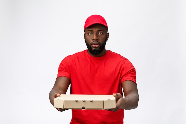 Service de livraison - Portrait de bel homme de livraison de pizza afro-américaine.