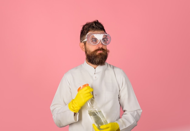 Service de nettoyage et concept de travail nettoyage publicitaire homme barbu avec spray de nettoyage homme barbu