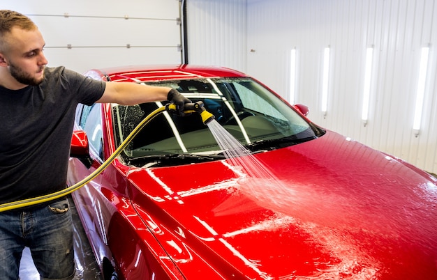 Service ouvrier lave-auto sur un lave-auto.