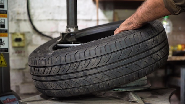 Service de pneus de gros plan de roues de voiture