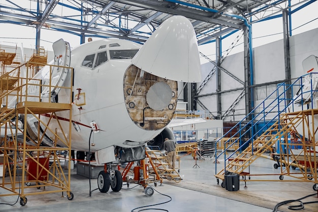 Service professionnel d'explication d'avion dans un grand hangar