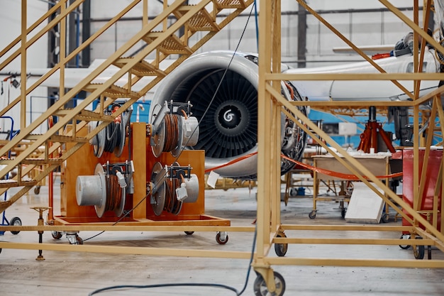 Service professionnel d'explication d'avion dans un grand hangar