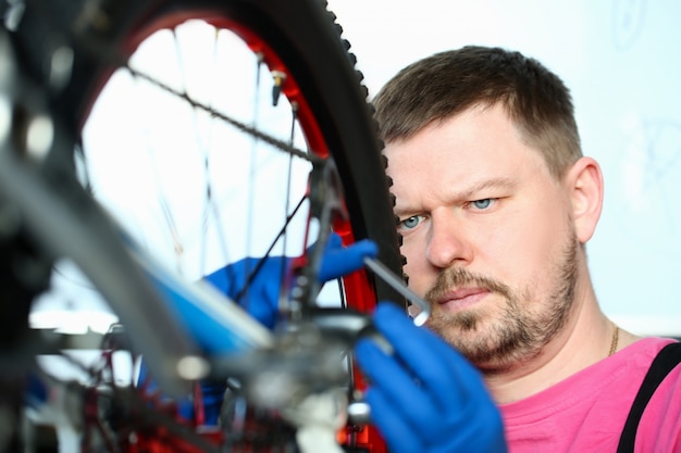 Service De Réparation Homme Vélo Homme En Bleu Protecteur