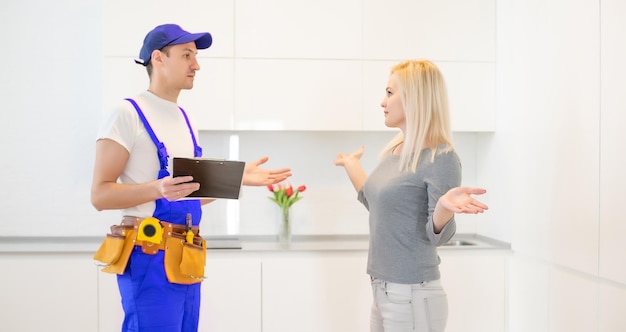 un service de réparation de machine à laver avec une clientèle féminine.