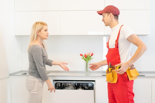 un service de réparation de machine à laver avec une clientèle féminine.