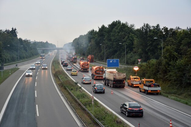 Le service de réparation routière répare la surface de la route sur l'autorouteVue en perspective d'un drone