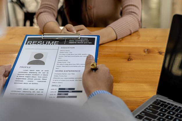 Photo le service rh examine les curriculum vitae des demandeurs d'emploi, les curriculum vitae sont des documents importants pour la demande d'emploi. il doit contenir un curriculum vitae, l'historique de la formation, l'éducation, le talent, les compétences professionnelles, etc.