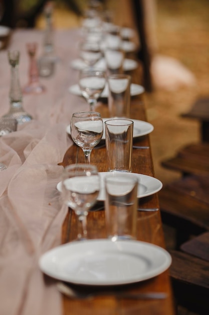 Service d'une table en bois Décorations de mariage Banquet à l'aire ouverte