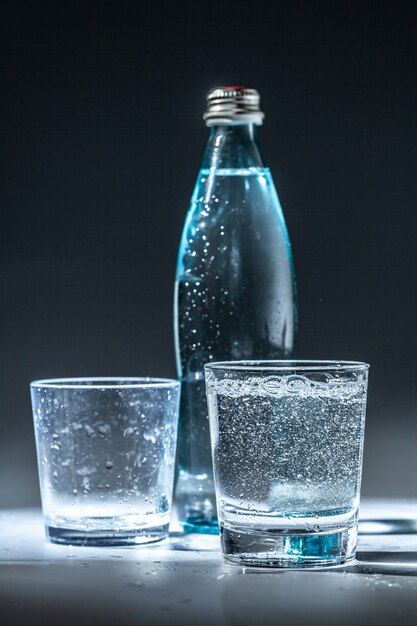 Service de table avec bouteille d'eau minérale et verre