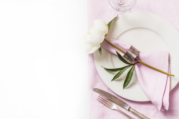 Service de table Elegance avec plante sur nappe en lin rose