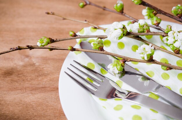 Service de table de fête au printemps avec couverts.