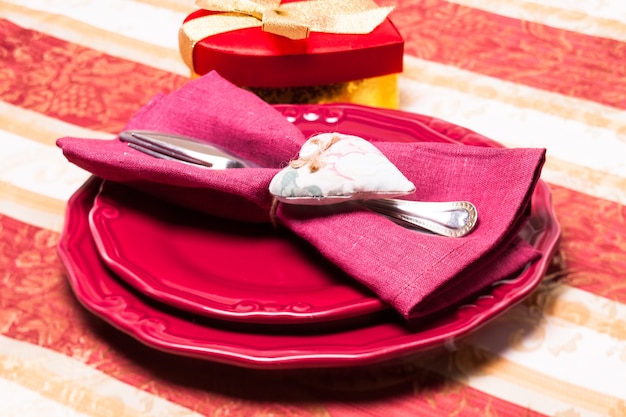 Service de table réalisé en rouge et or pour le dîner de la Saint-Valentin