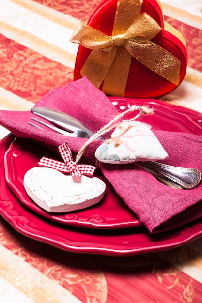 Service de table réalisé en rouge et or pour le dîner de la Saint-Valentin