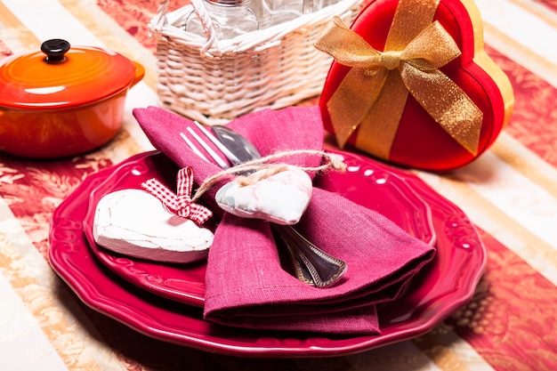 Service de table réalisé en rouge et or pour le dîner de la Saint-Valentin