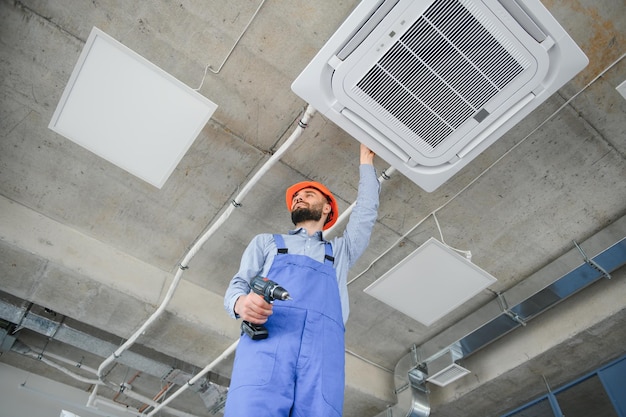 Service de technicien vérifiant et réparant le climatiseur à l'intérieur