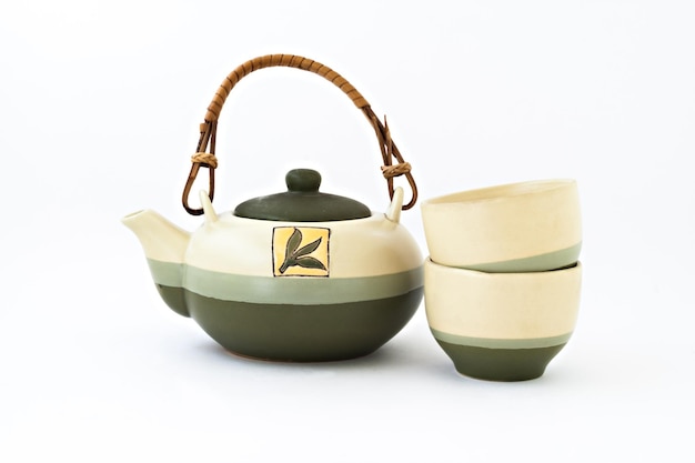 Service à thé chinois avec des tasses de thé isolées