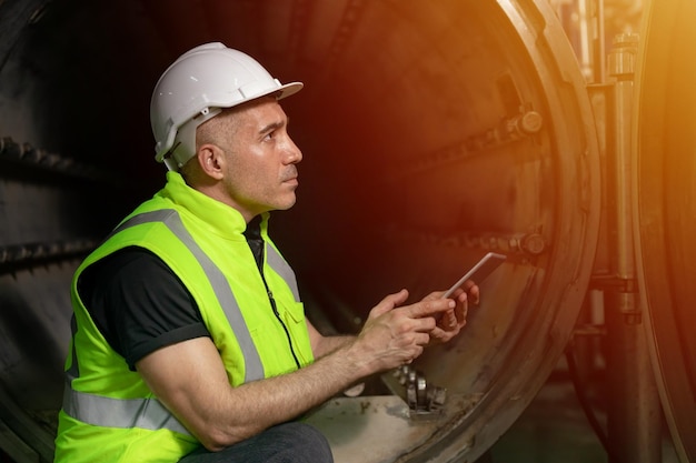 Service de travail d'ingénieur vérification et maintenance de la chaudière de l'industrie dans une usine lourde