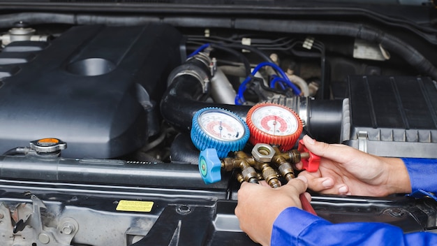 Service de vérification de climatiseur de voiture, détection de fuite, remplissage de réfrigérant. Dispositif et compteur de refroidissement liquide dans la voiture par des techniciens spécialisés.