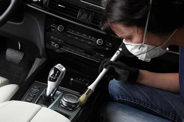 Service de voiture Nettoyage de l'intérieur par une brosse