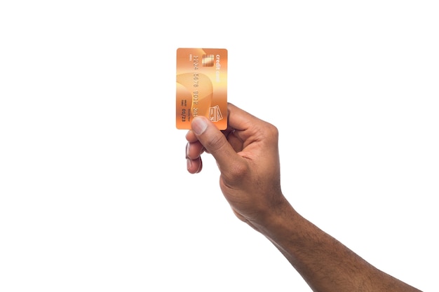 Services bancaires. Main masculine noire tenant une carte de crédit en plastique sur fond de studio isolé blanc, espace de copie, découpe