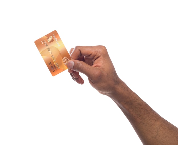 Services bancaires. Main masculine noire tenant une carte de crédit en plastique sur fond de studio isolé blanc, espace de copie, découpe