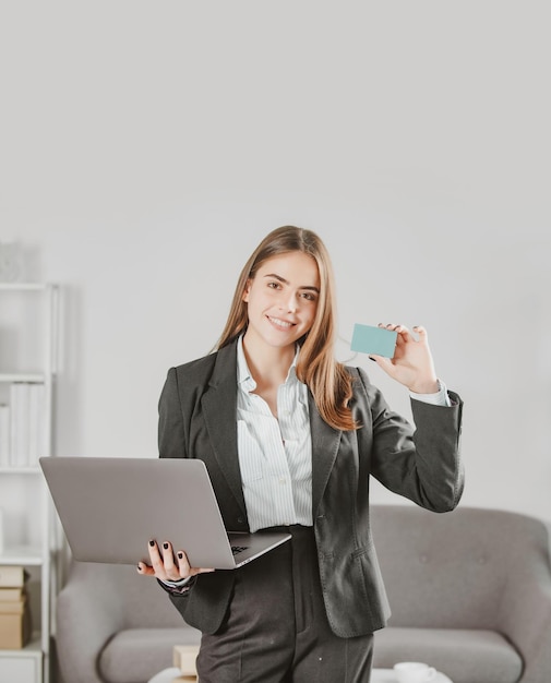 Services financiers carte de crédit bancaire concept portrait of young businesswoman with laptop credit ca