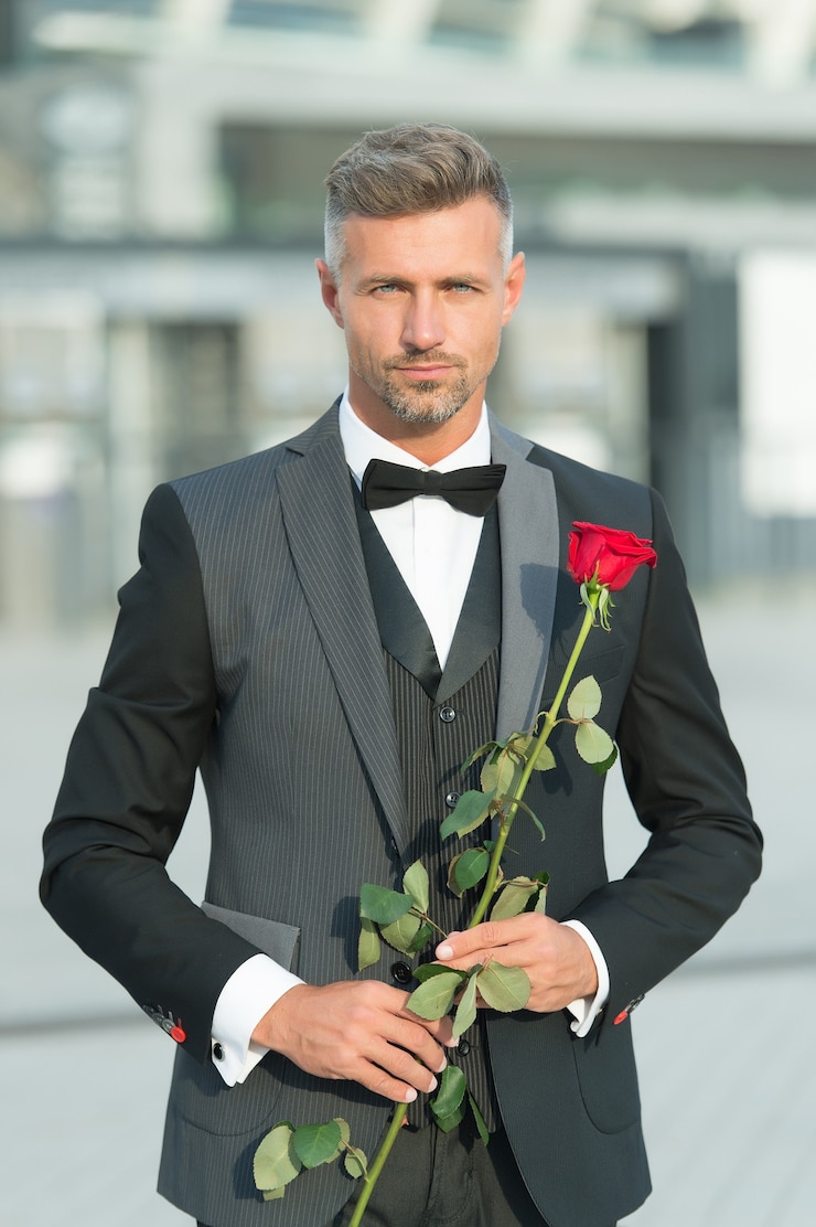 Photo services de rencontres. comment être romantique. concept perfectionniste. monsieur romantique. homme mature macho confiant avec cadeau romantique. beau mec date romantique de fleur rose. saint valentin et anniversaire.