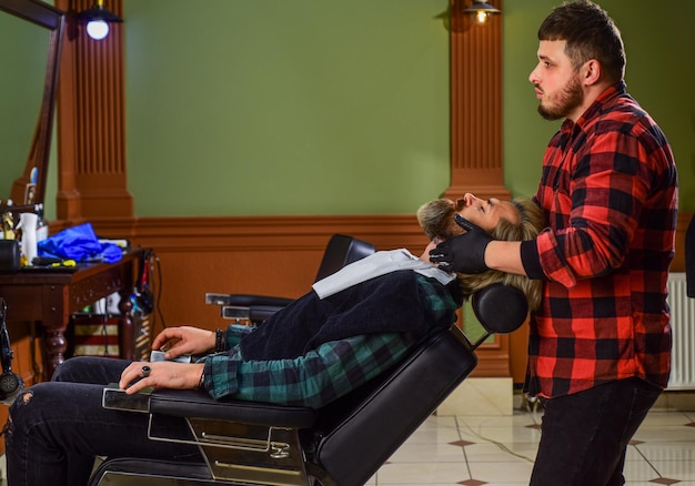 Services de salon de coiffure Client de salon de coiffure Taille de la barbe Look parfait Rasage des poils du visage Comprendre la valeur d'une bonne coupe de cheveux Visite chez le coiffeur Maintien de la forme Homme client Salon de coiffure