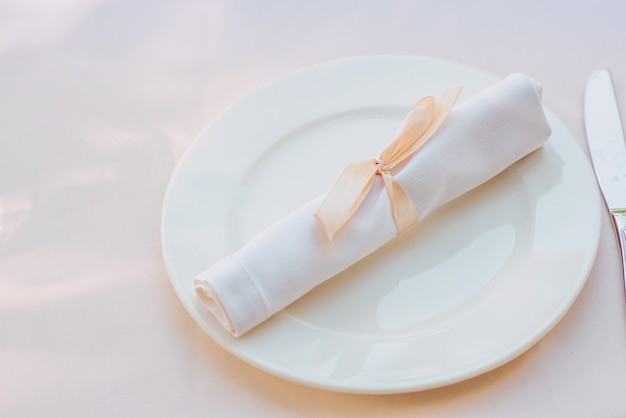 Serviette blanche sur l'assiette sur la table Concept de fête de déjeuner de nourriture de couverts