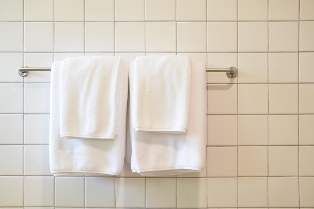 Photo serviette blanche sur le cintre dans la salle de bain