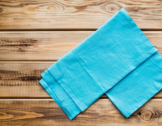 Serviette bleue sur une table en bois