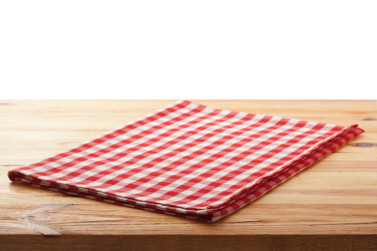 Photo serviette sur un bureau en bois