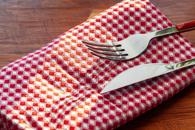 Serviette à carreaux rouge ou nappe sur table en bois, espace copie