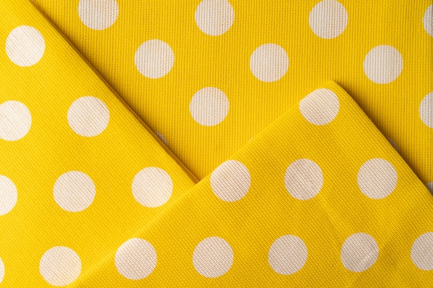 Serviette en coton jaune avec motif à pois. Serviette en coton pour le fond