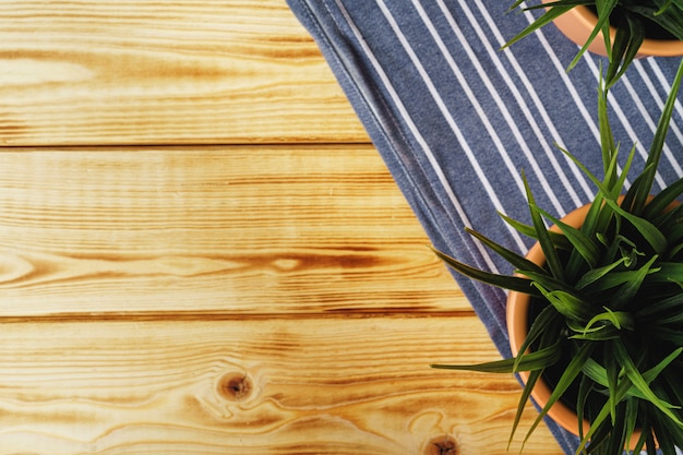 Serviette de cuisine ou serviette sur la table en bois.