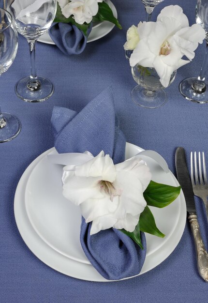 Une serviette décorée de fleurs.