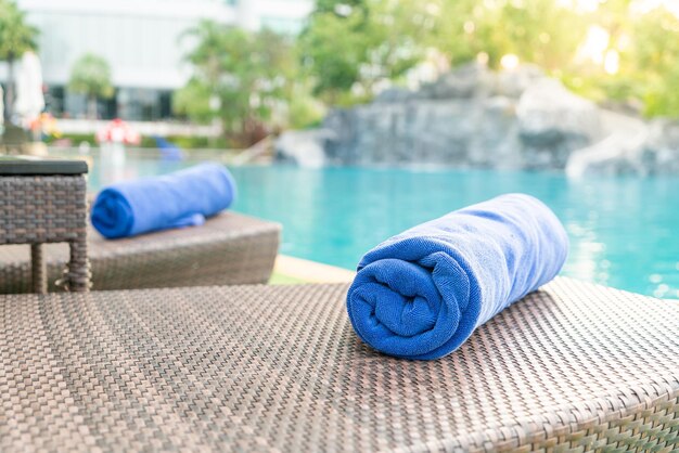 une serviette de gros plan sur une chaise de plage