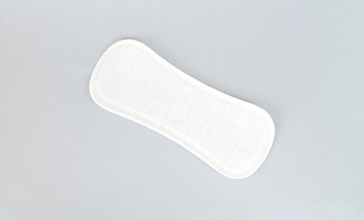 Photo serviette hygiénique quotidienne naturelle ou vue de dessus de protège-slip sur fond gris