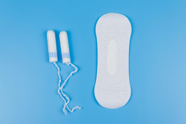 Serviette hygiénique et tampons sur fond bleu Vue de dessus