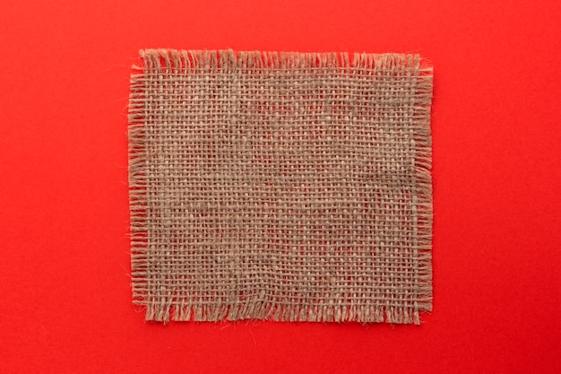 Serviette de jute sur surface rouge