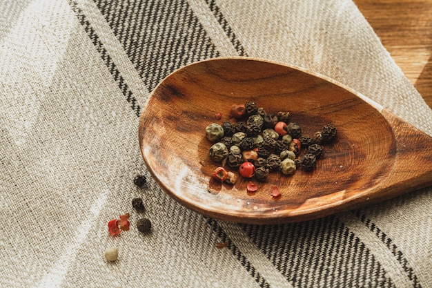 Serviette en lin rayé sur table en bois avec des ustensiles de cuisine se bouchent