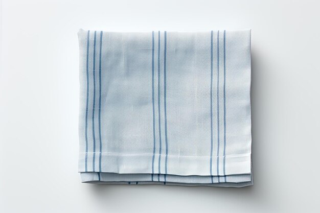 serviette de lin à rayures bleu clair sur un fond blanc