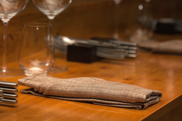 Serviette pliée posée sur la table à bois au restaurant