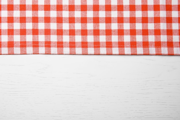 Serviette rouge sur table en bois