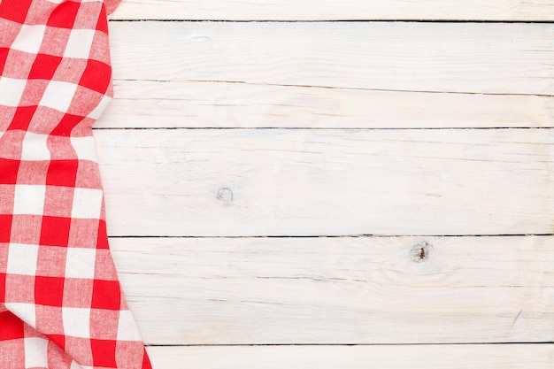 Serviette rouge sur une table de cuisine en bois