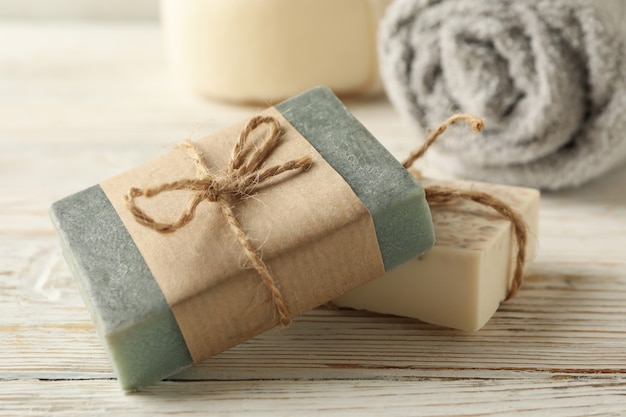 Serviette et savon naturel sur fond de bois