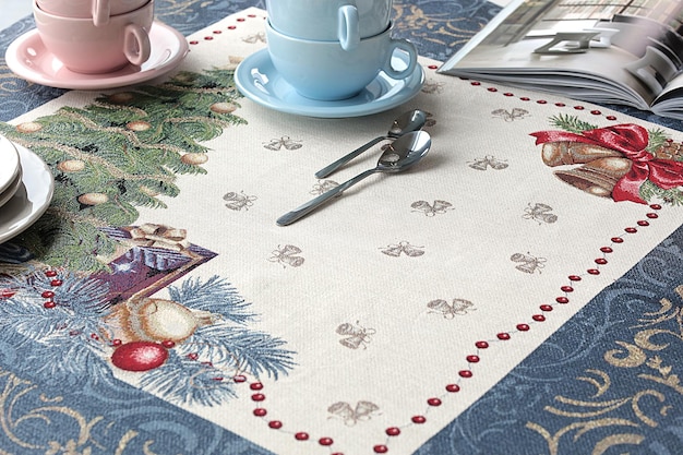 serviette de table ou tapis de cuisine en tissu isolé ou avec des couverts et des verres